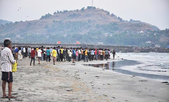 College students drowned in sea