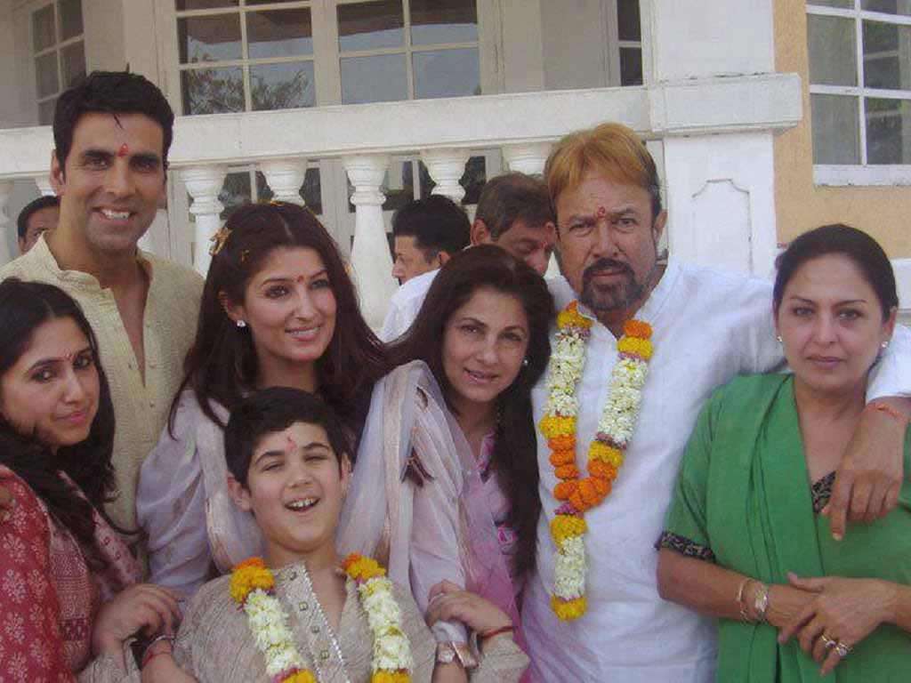 Akshay Kumar with family