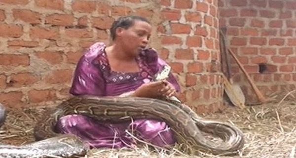 She Slept With A Snake And Then The Vet Told Her Something Shocking (2)