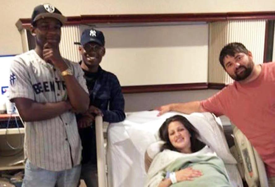 Strangers Come to Meet Newborn After Text-Message Mix-Up (1)