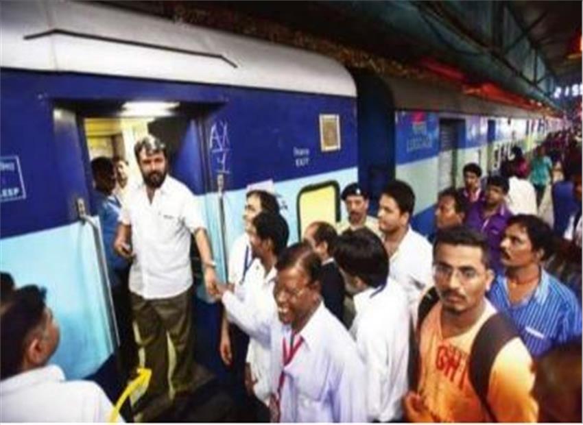 Shiv Sena MLA Delayed A Train By An Hour (1)
