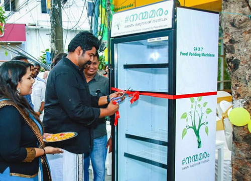 A Kochi Restaurant Installed A Public Fridge For People To Donate Food (2)