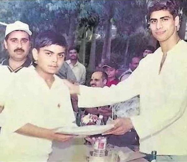 Virat taking prize from Nehra