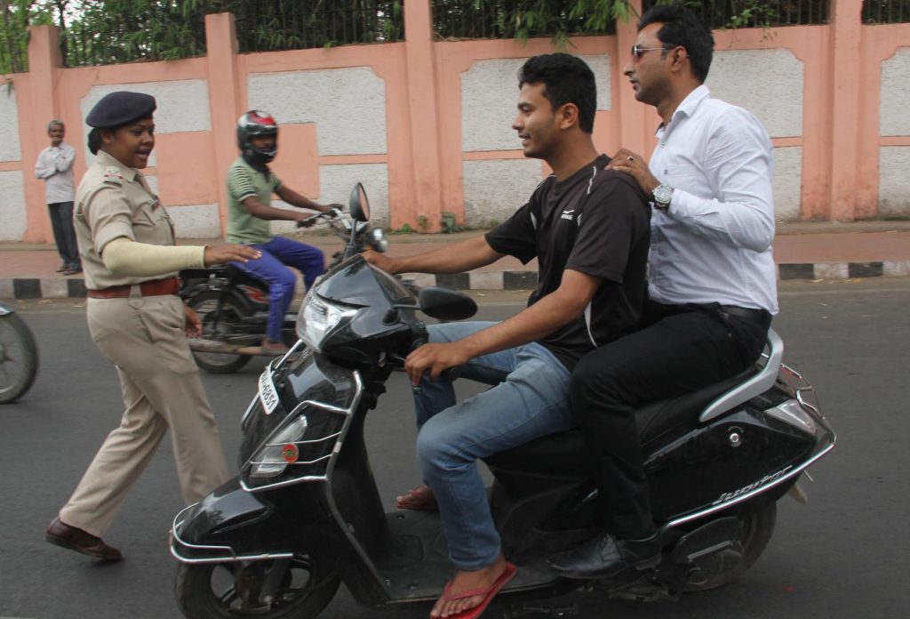 After Being Spotted Without Helmet, Two Men Tried To Run Away Risking A Female Traffic Constable Life (2)