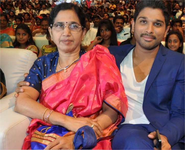 Allu arjun with his mother pic