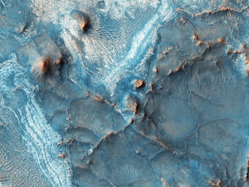 Stunning Image of Nili Fossae, The Most Colorful Region on Mars1