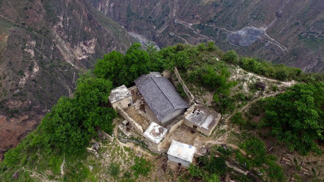 These Children Risk Their Lives Climbing A 2600 Ft Cliff Just to Get to School (1)