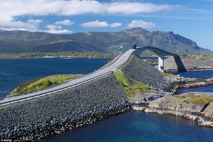 Atlantic ocean road - The Most Dangerous Road In The World (13)