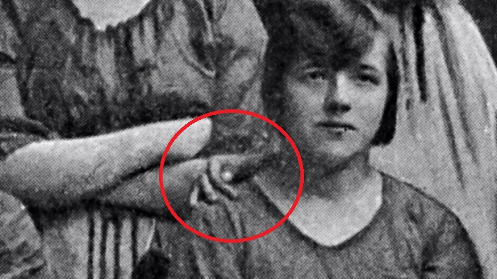 There’s A Ghostly Object In This 100-Year-Old Historic Photo That No ...