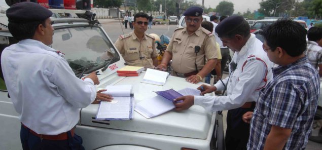 hyderabad-police-strict-about-cellphone-driving