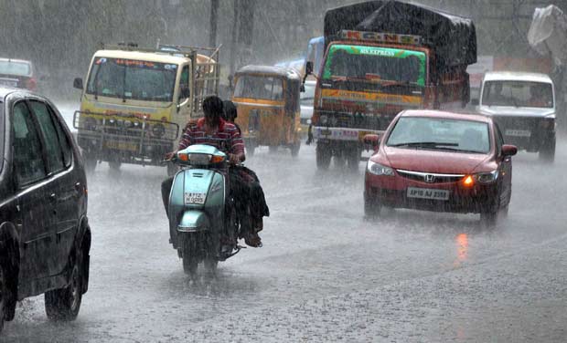 Heavy rains lashes Hyderabad