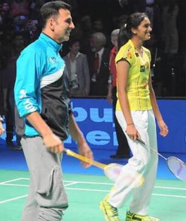 Akshay-kumar-congratulating pv sindhu 