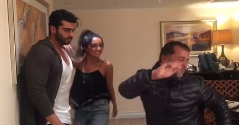 Chetan Bhagat dancing for Beat Pe Booty Song