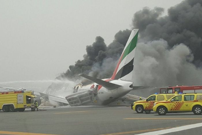 emirates-flight-bursts-in-dubai