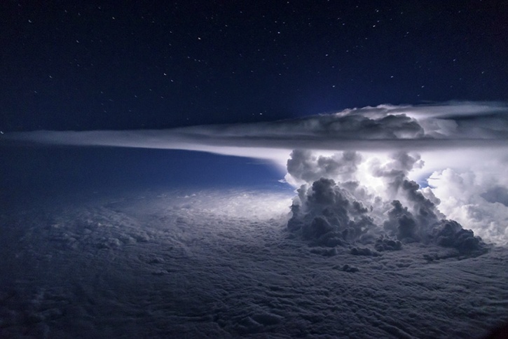 Pilot Captured An Incredible Photo Of Thunderstorm While Flying At 37,000 Feet (1)