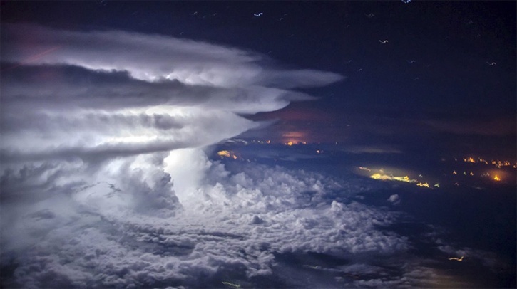 Pilot Captured An Incredible Photo Of Thunderstorm While Flying At 37,000 Feet (2)