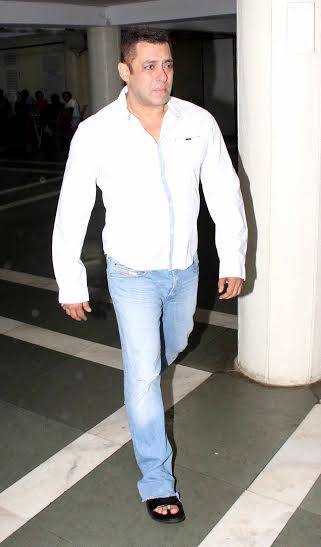 Salman Khan Breaks Down At Rajjat Barjatya's Prayer Meet