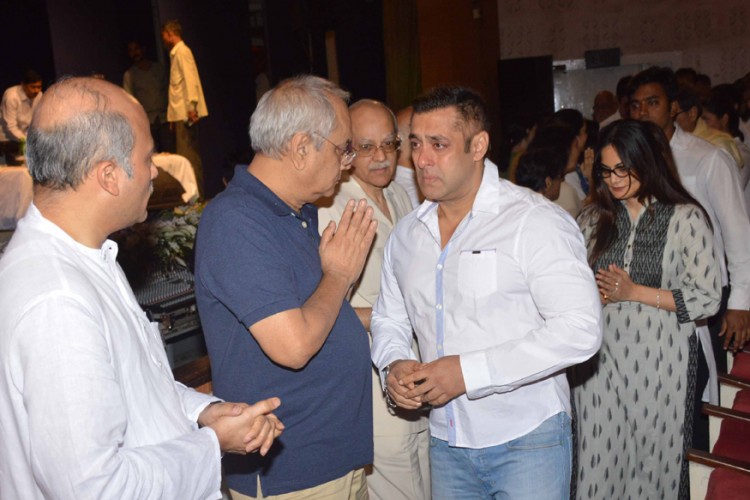 Salman Khan breaks down at Rajjat Barjatyas prayer meeting