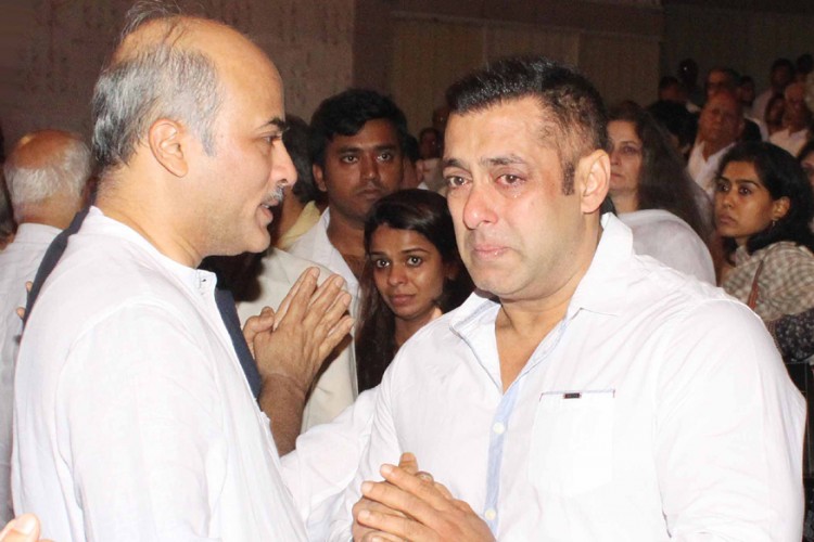 salman khan at Rajjat Barjatya's Prayer Meet