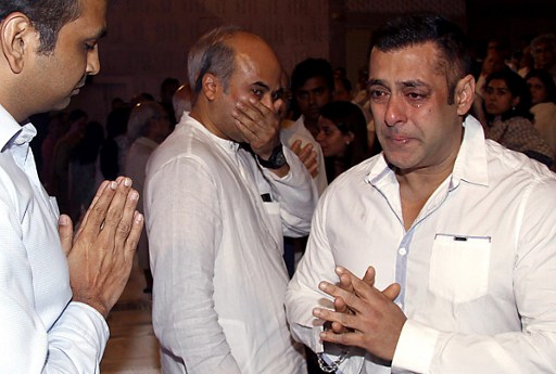 Salman Khan In Tears At Rajjat Barjatya's Prayer Meet