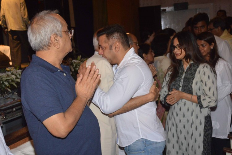 Salman Khan crying at Rajjat Barjatyas prayer meeting