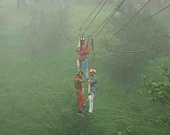 Couple From Kolhapur Marries 90 Metres Above Ground While Hanging From A Ropeway (2)