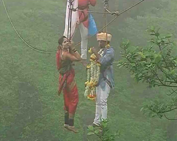 Couple From Kolhapur Marries 90 Metres Above Ground While Hanging From A Ropeway (1)