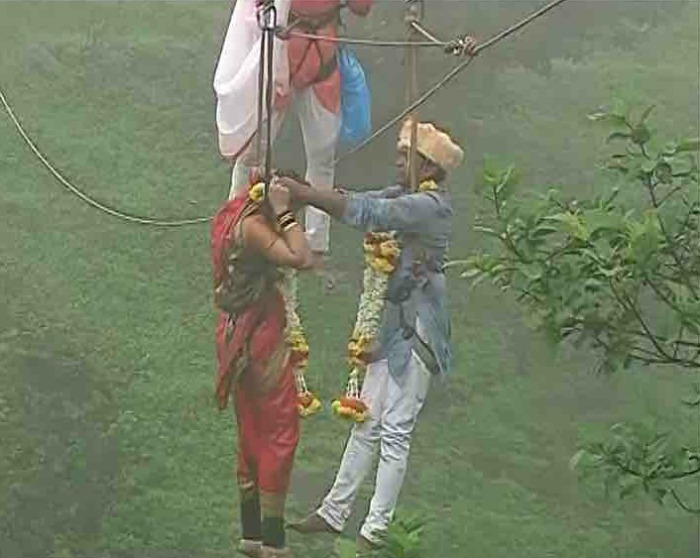 Couple From Kolhapur Marries 90 Metres Above Ground While Hanging From A Ropeway (3)