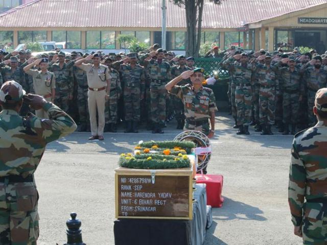 soldiers-martyred-ceremony-respects-soldier