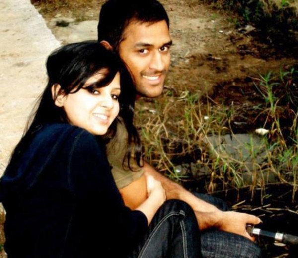 A CUTE LOVE STORY: How Dhoni Texted Sakshi & Wooed Her 