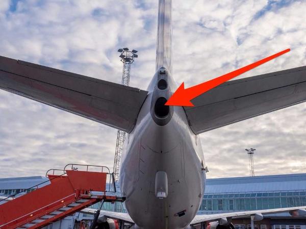 airplanes-have-a-secret-engine-hidden-in-the-tail