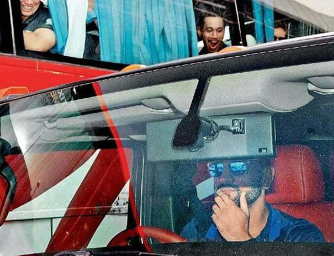 dhoni-driving-his-hummer-in-ranchi