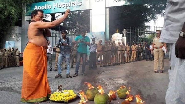 jayalalithaas-supporters-performed-special-puja-apollo-hospitals-today