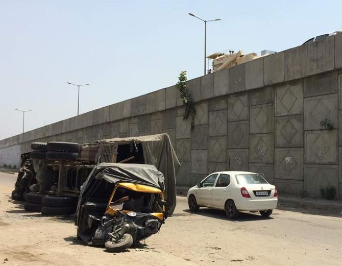 truck-falls-from-flyover