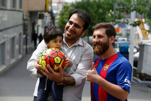 Lionel-Messi-look-alike-with-fans