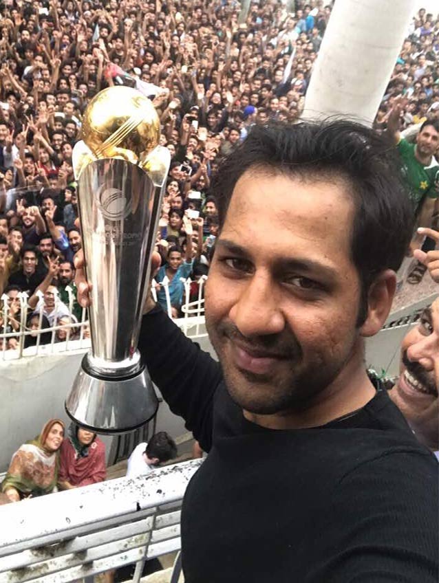 Sarfaraz-ahmed selfie with fans