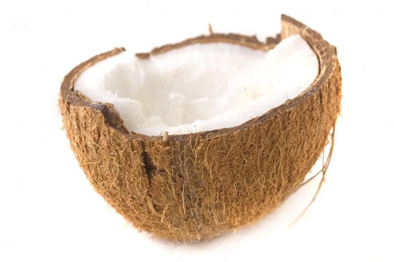 2 Easy Ways To Remove Coconut Flesh From Its Shell (3)