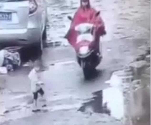 moment-a-pregnant-woman-runs-over-a-young-boy-in-china