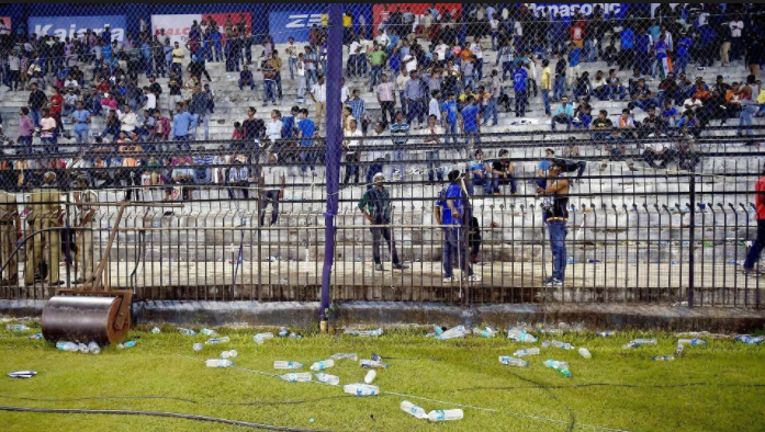 sri lankan crowd throwing botles on ground