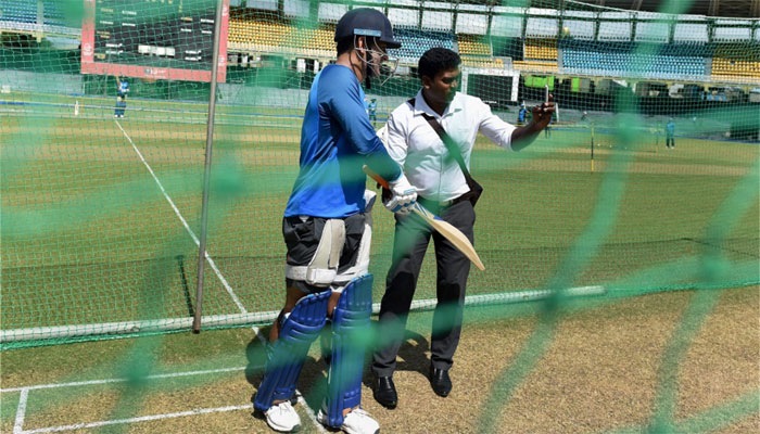 Sri Lanka fan disrupts MS Dhoni is the nets