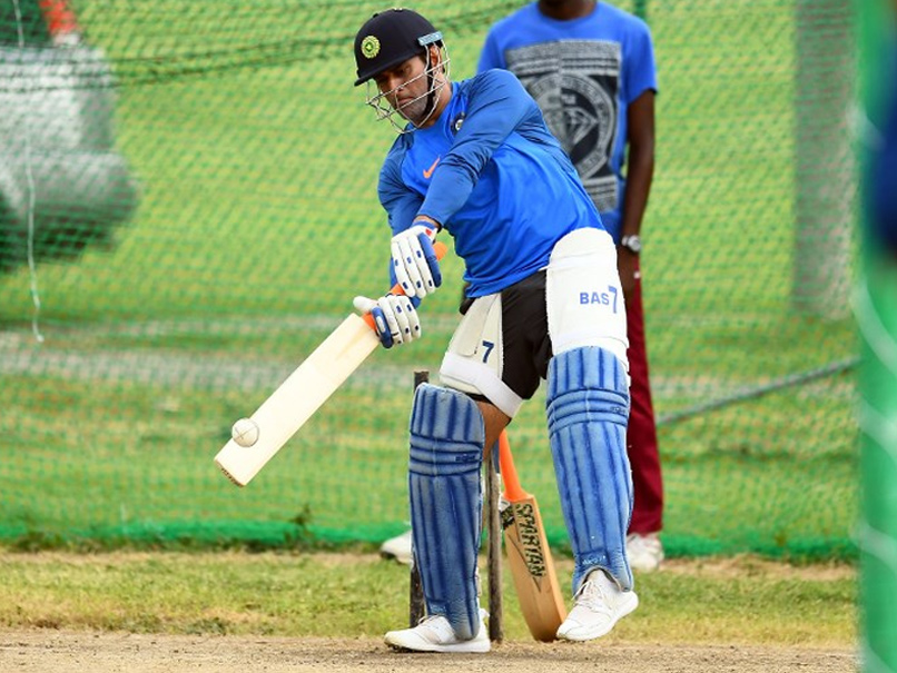 MS Dhoni practicing in the nets