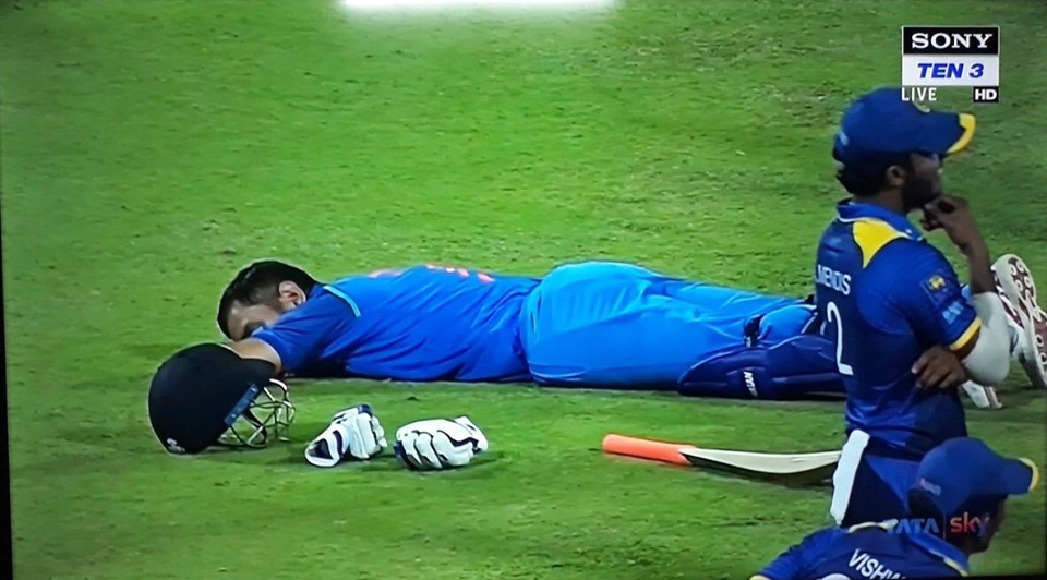 ms dhoni sleeping on ground india vs sri lanka match