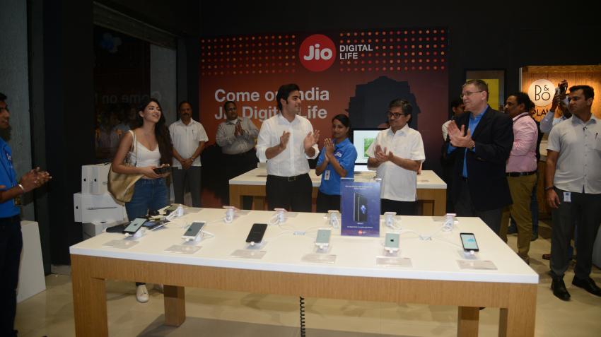 Jio-colab-with-apple