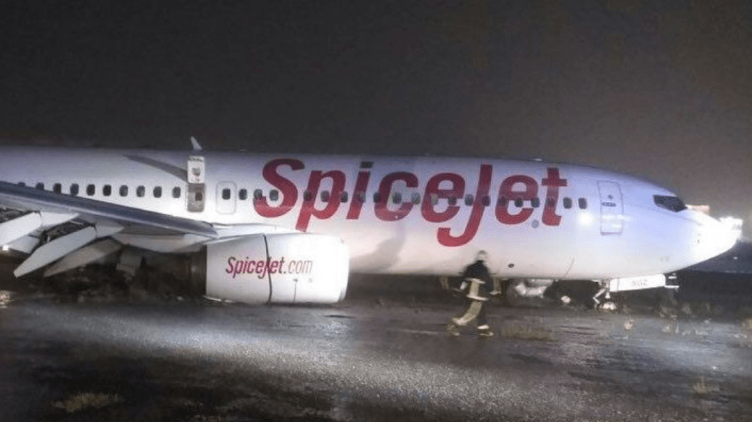 spice-jet-plane-stuck-in-mud at Mumbai Airport