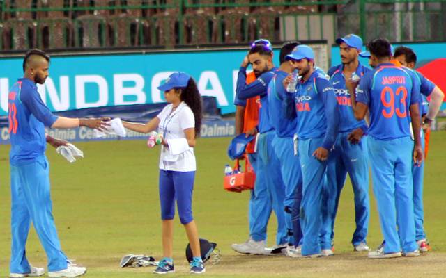 Girls offering towels to Indian players in Sri Lanka