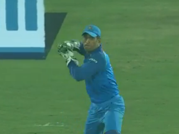Dhoni throws the ball to Bumrah