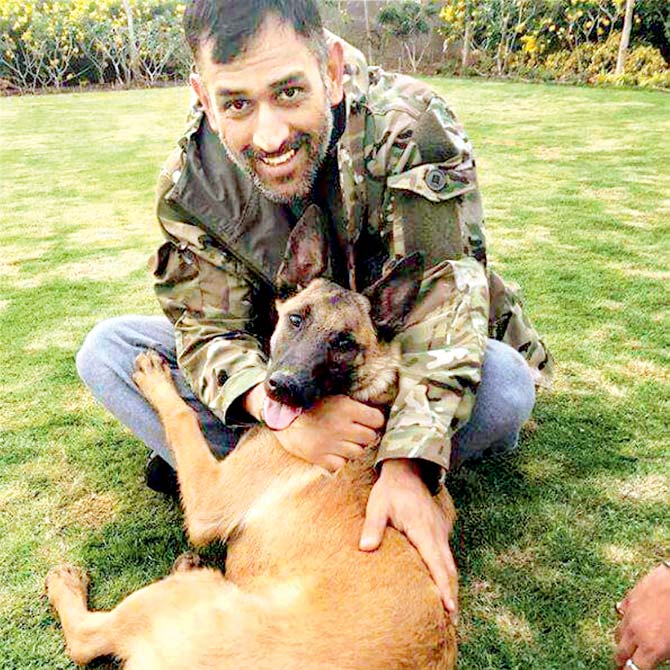 Dhoni video with pet dog