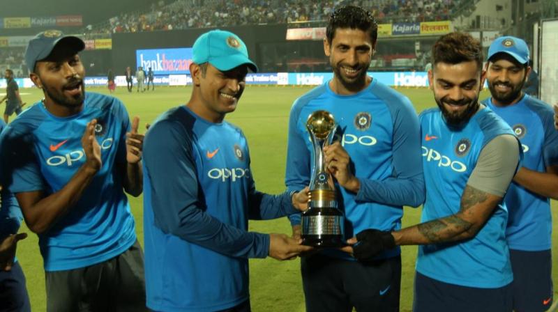 Indian team felicitates Ashish Nehra