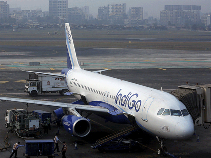 indigo airlines staff fights old man
