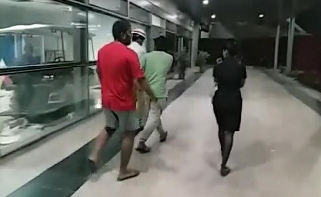 man-harassing-indigo-employee-at-hyderabad-airport